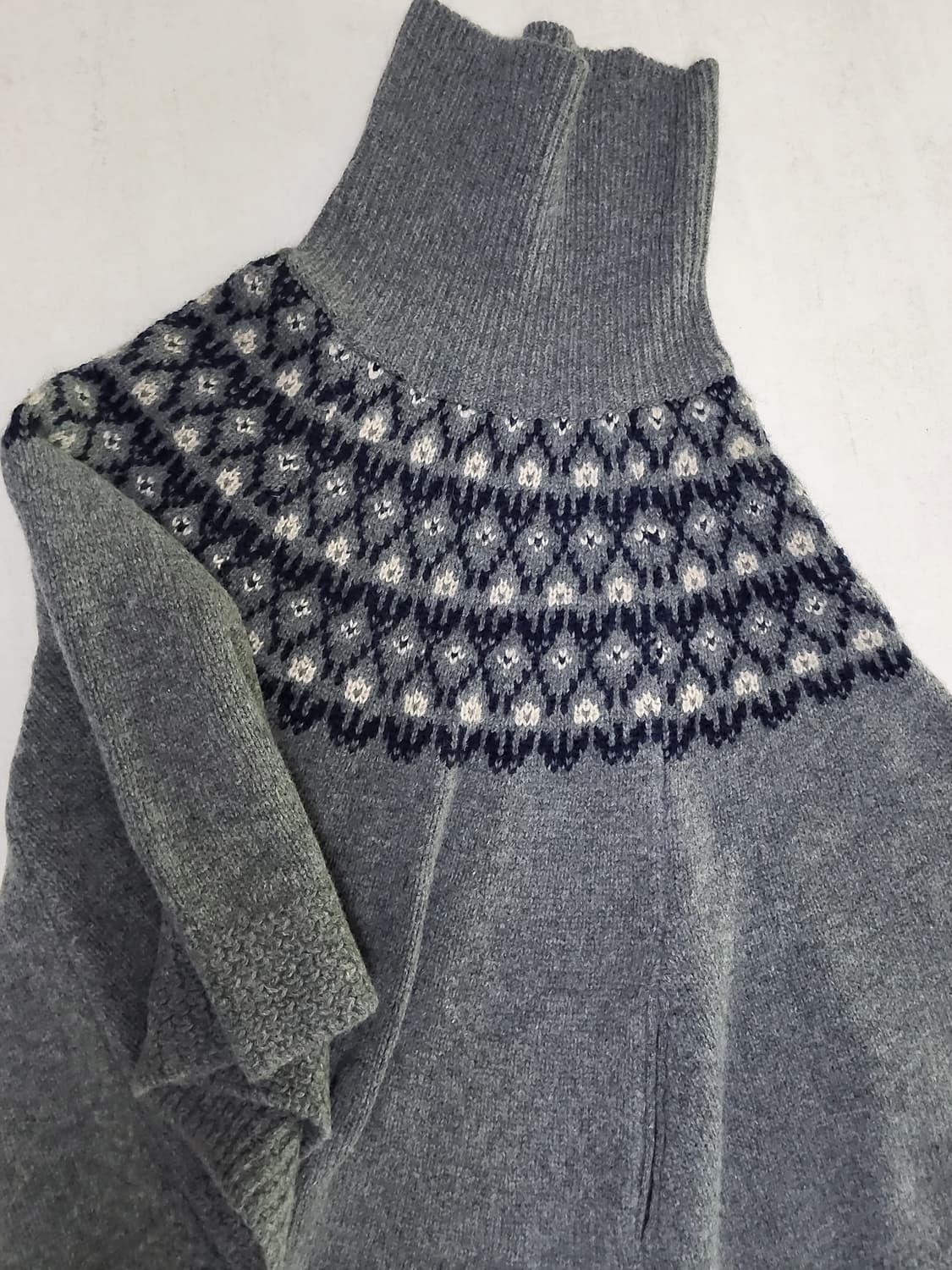 써스데이 아일랜드 터틀넥 망토 케이프 니트 상품이미지3