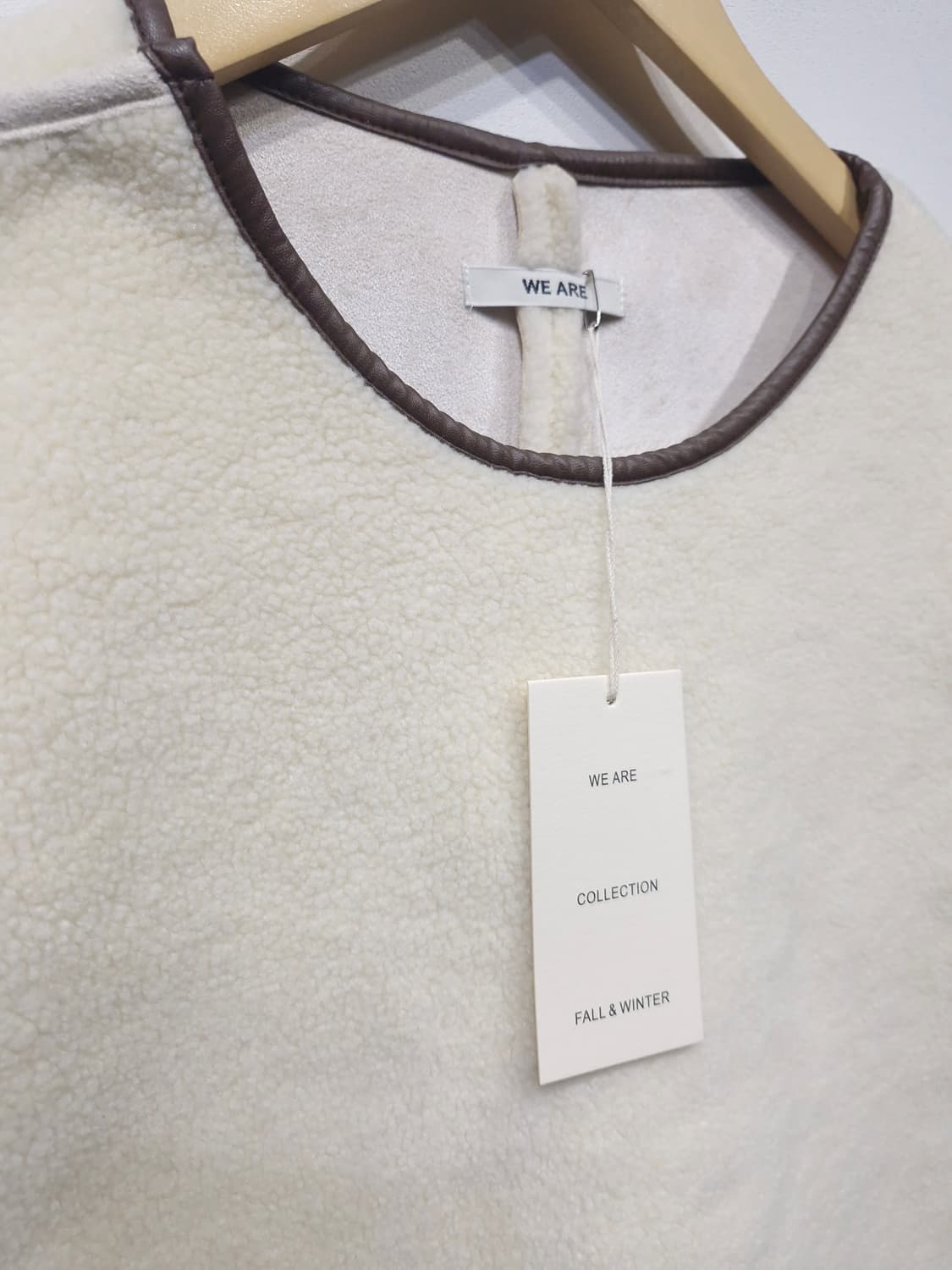 [새상품]WE ARE 위아 무스탕 조끼 상품이미지3