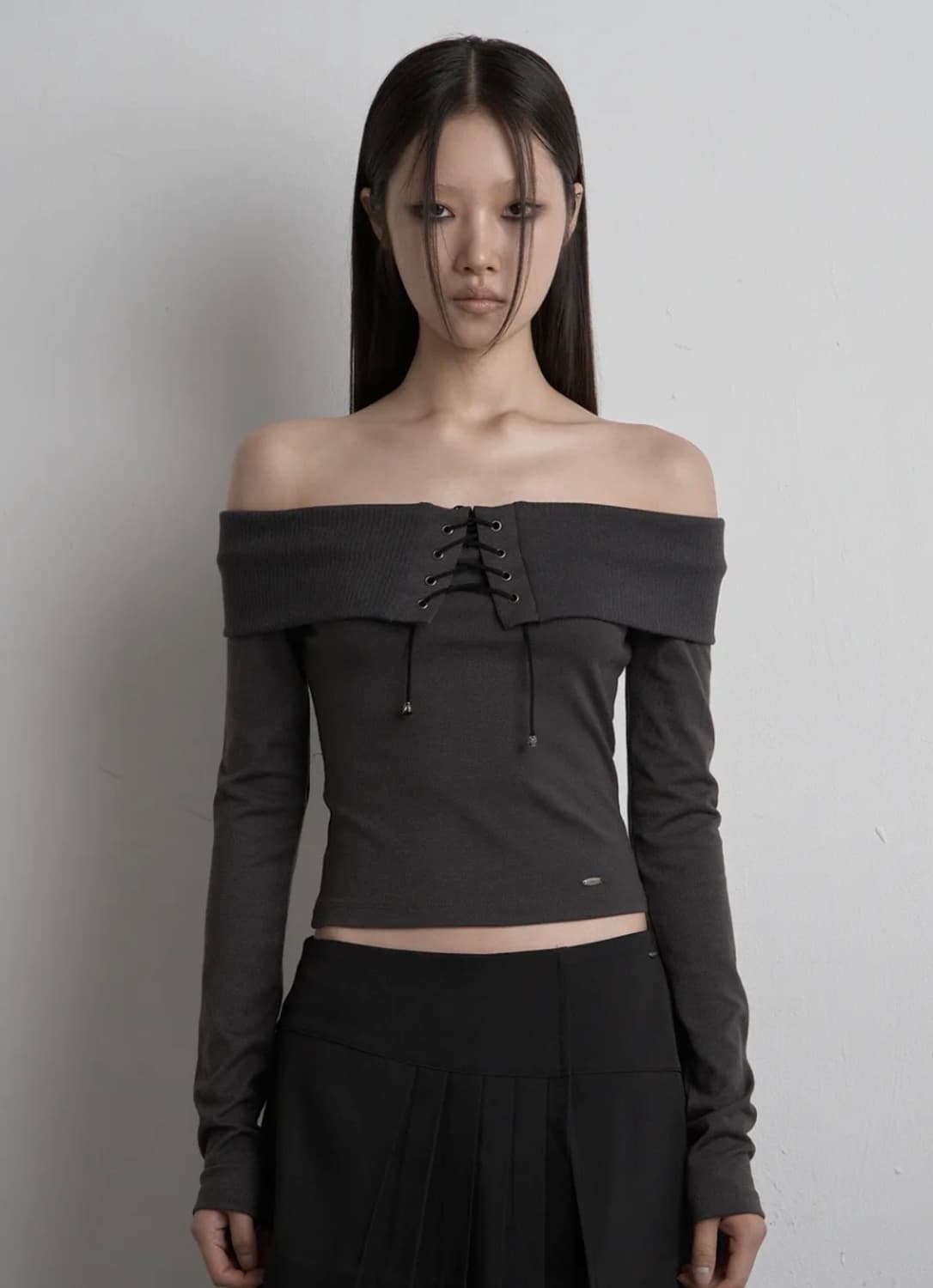 시너진 아일렛 오프숄더 탑 차콜 상품이미지1