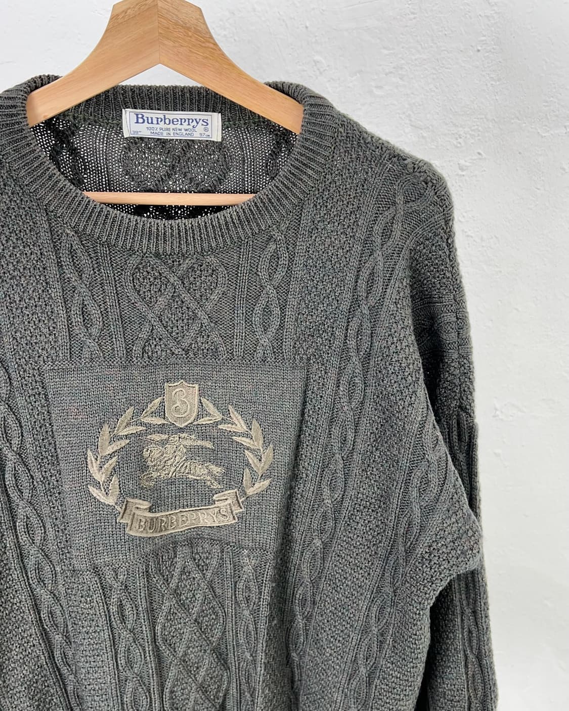 버버리 다크 올리브 센터 월계수 로고 케이블 스웨터 상품이미지3