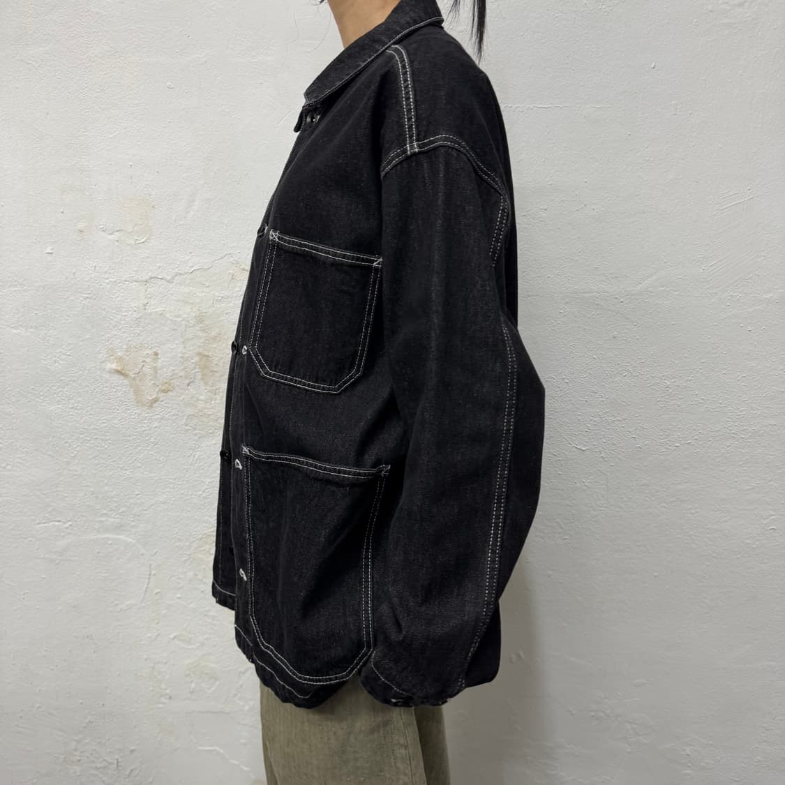 센스오브플레이스 블랙컬러 워시드 4포켓 데님 커버올 자켓 상품이미지2