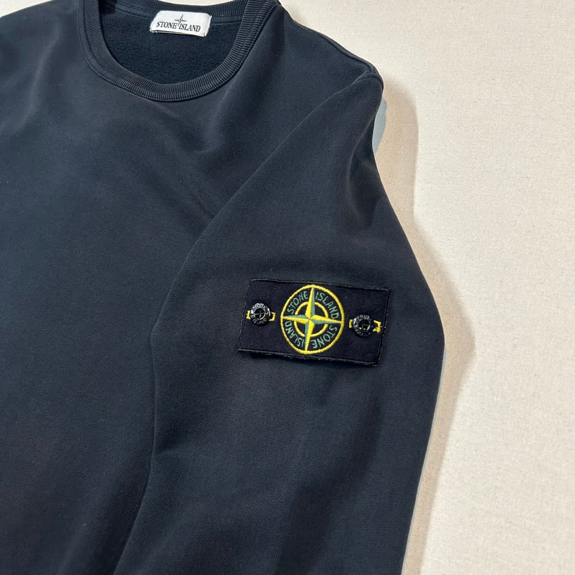 L) 스톤아일랜드 블랙 와펜 맨투맨 스웨트셔츠 상품이미지4