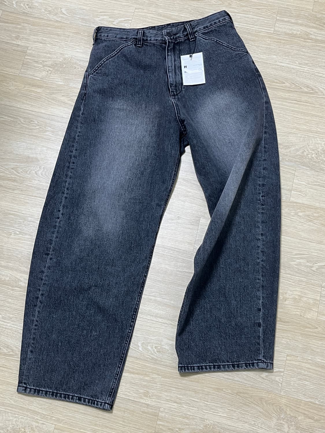 해칭룸 x 드래곤 길들이기 / 커브진 드래곤 윙 애쉬 그레이 L 팝니다. 상품이미지1