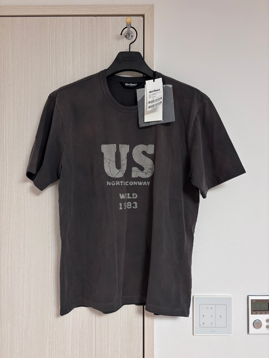 새상품) M 와일드띵스 빈티지 워싱 반팔티 차콜 상품이미지1