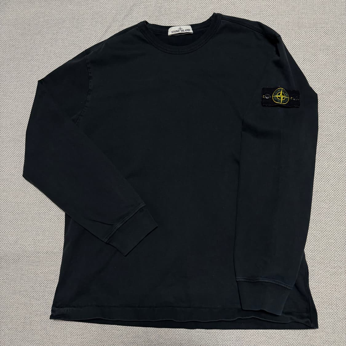 스톤아일랜드 와펜 블랙 롱슬리브 상품이미지1