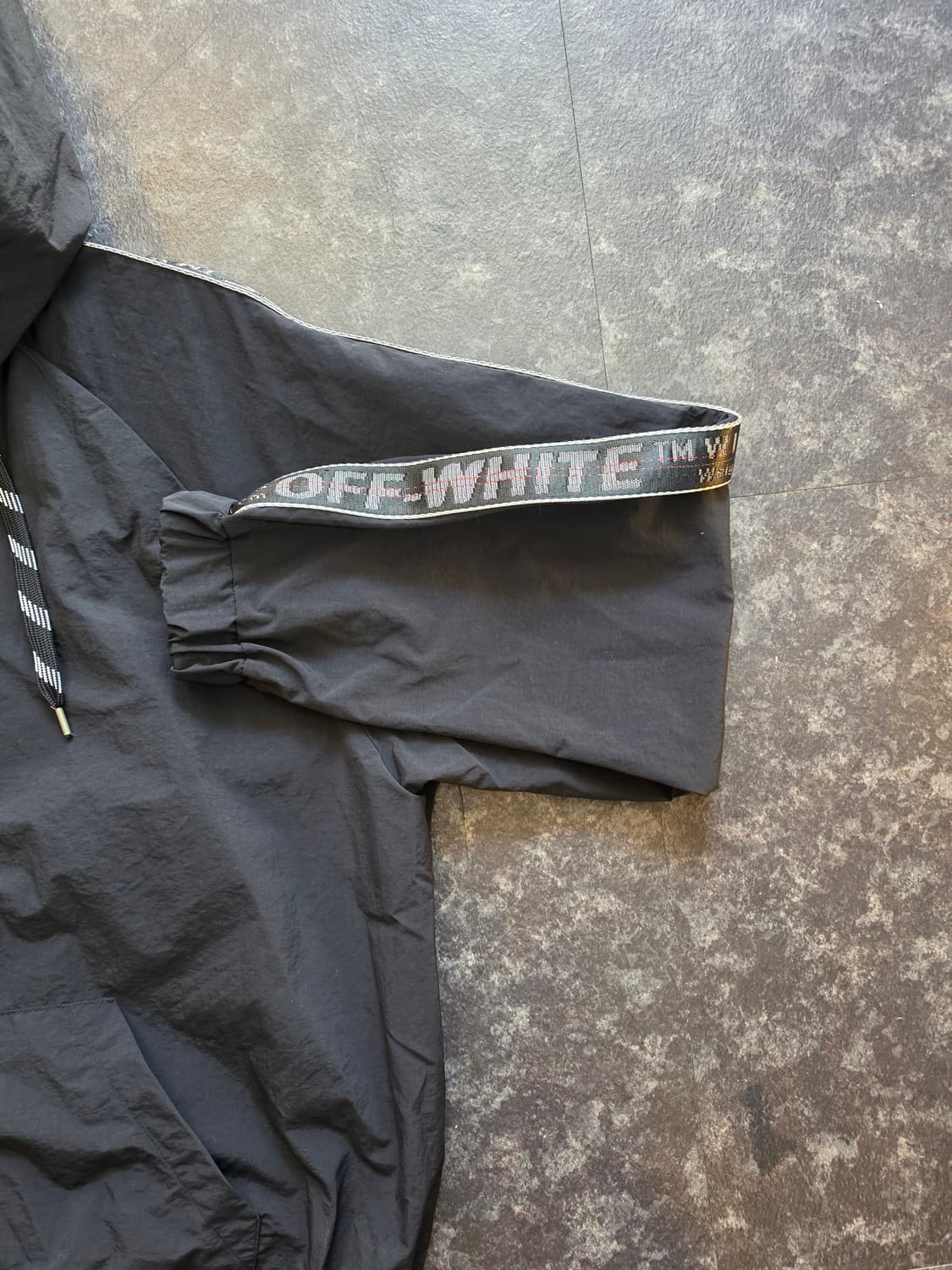 오프화이트 테이프 로고 아노락 후드 (블랙) 상품이미지3