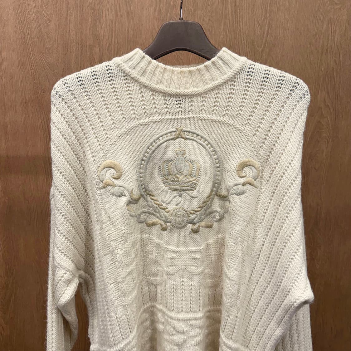 베르사체 긴팔 케이블 니트 크루넥 크라운 매두사 엠블럼 디테일 아이보리 상품이미지4