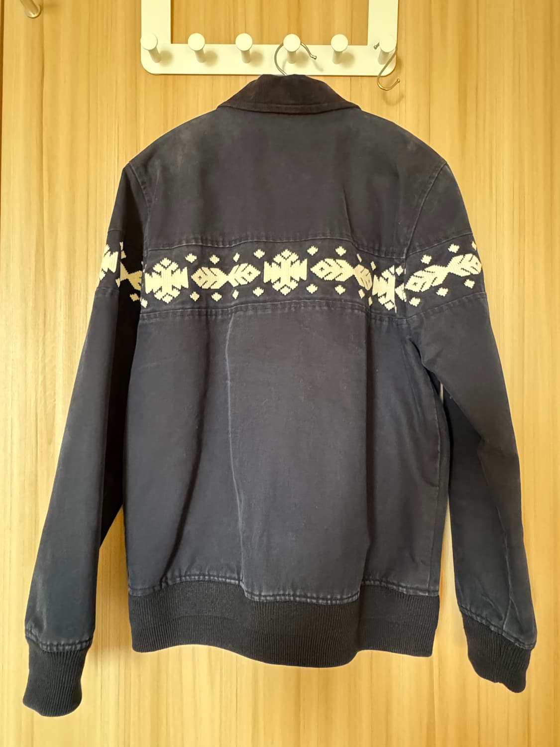 칼하트윕 도지어 봄버 판매합니다. 상품이미지2