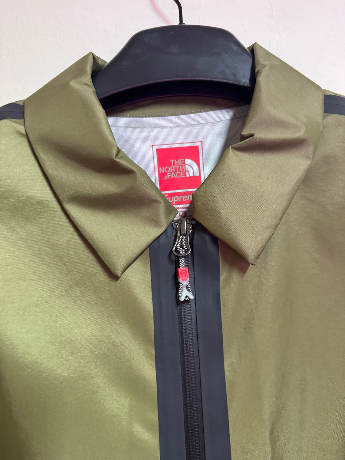 슈프림 x 노스페이스 서밋 시리즈 테이프 심 코치 자켓 올리브 상품이미지3