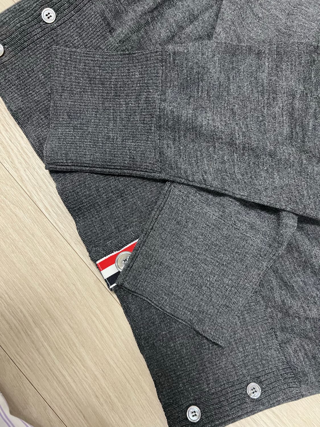 톰브라운 4바 가디건 MKC002A 사이즈3 /택 보유 /상태 A급 상품이미지4