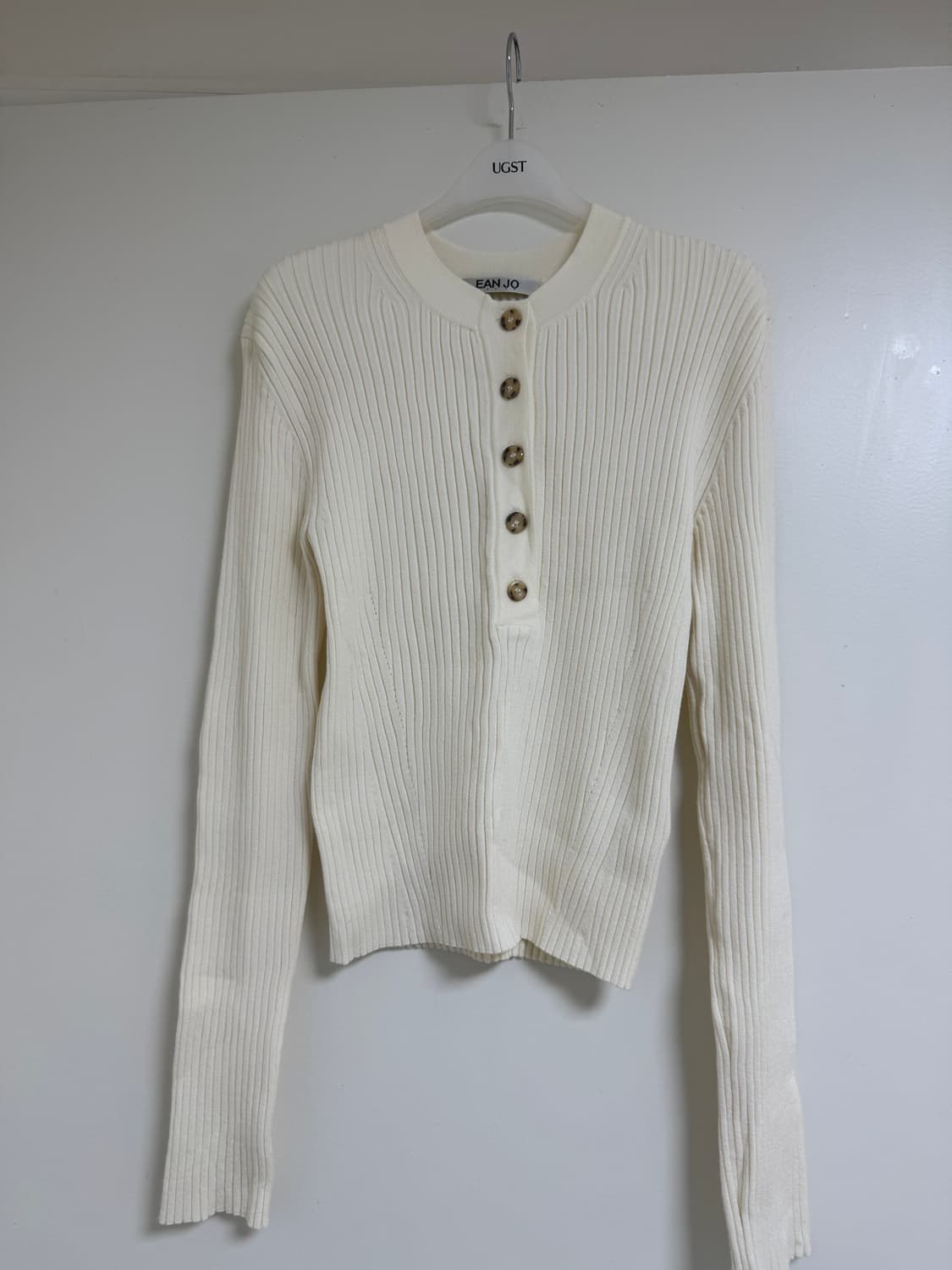 이안조 DEEP HENLEY NECK RIBBED KNIT (IVORY) 상품이미지2