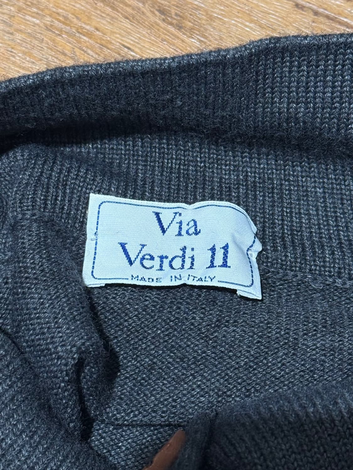 비아 베르디 11 차콜 울 혼방 버튼 와이드 슬리브 크롭 니트 상품이미지7