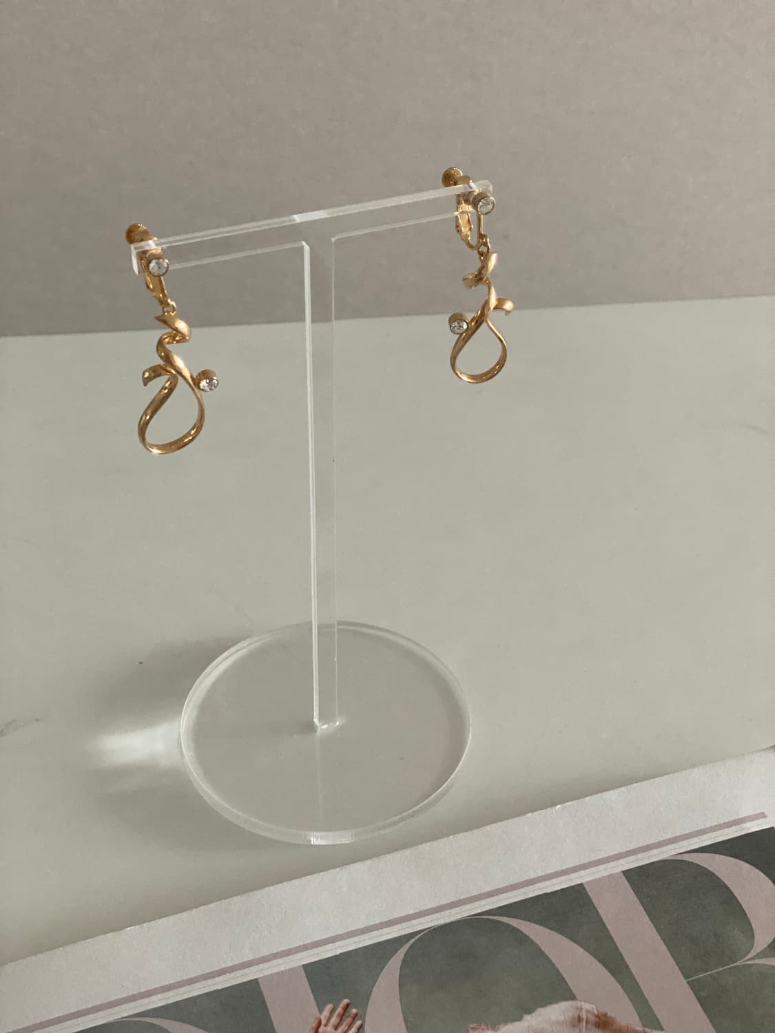 골드톤 웨이브 귀찌형 귀걸이 상품이미지4