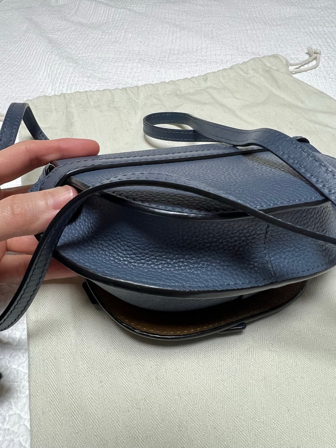 로에베 게이트백 미니 오닉스 블루 컬러 상품이미지5