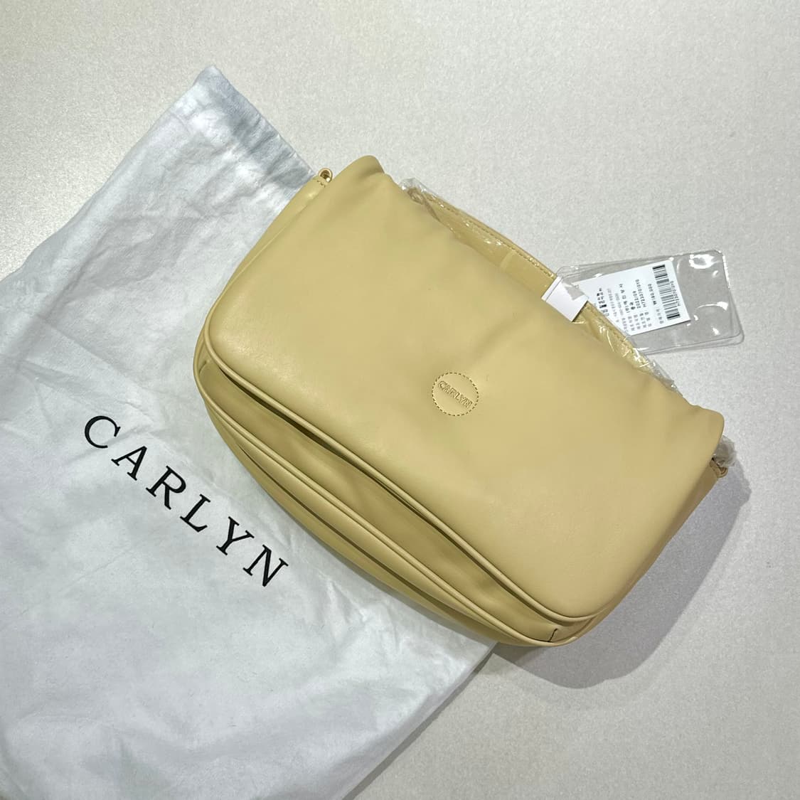 (새제품) 칼린 클라우드 버터색 패딩숄더백 상품이미지1