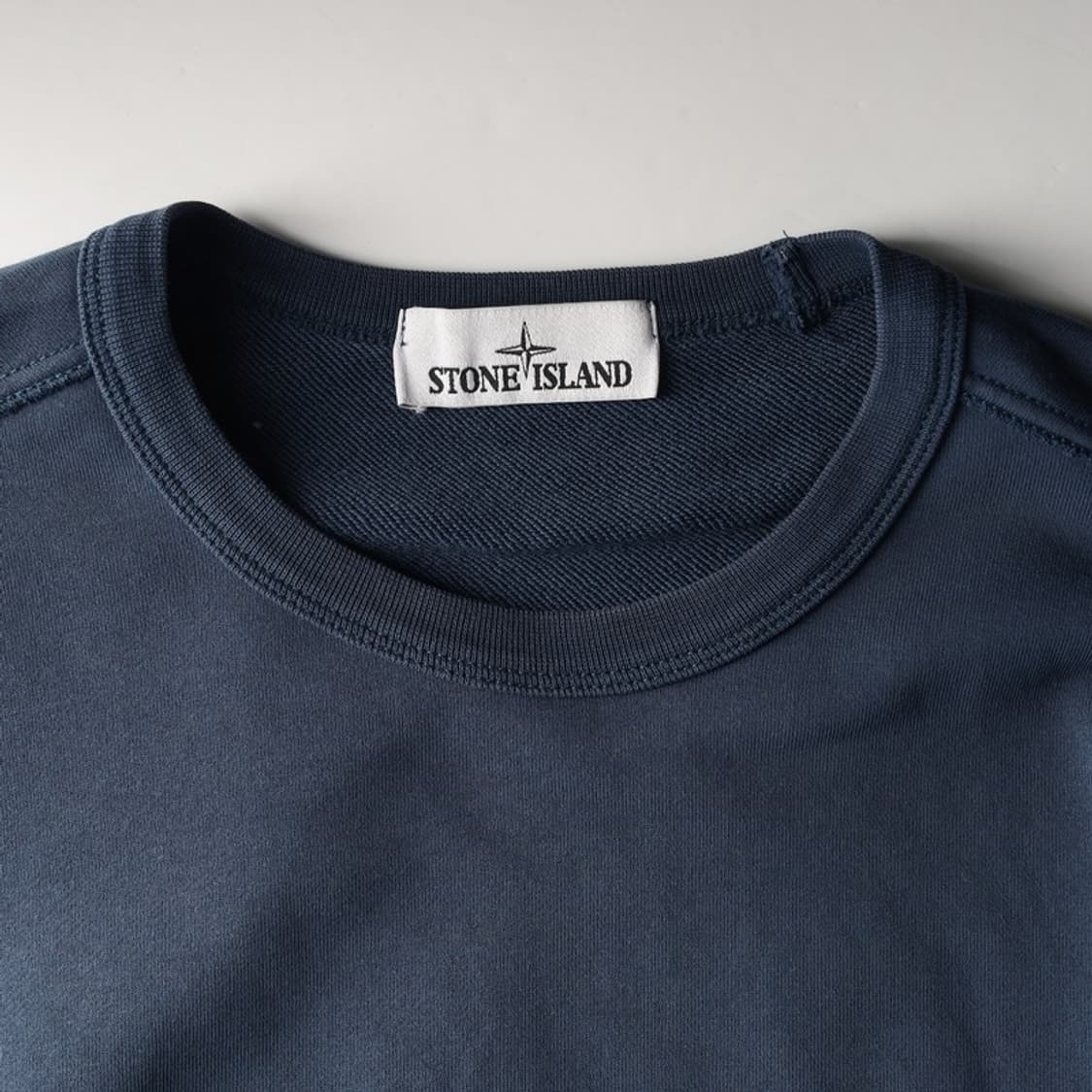 스톤아일랜드 와펜 패치 코튼 맨투맨 네이비 상품이미지5