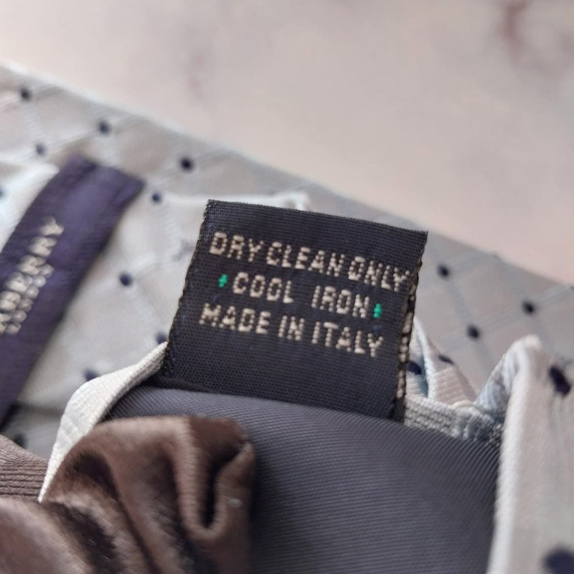 버버리 실크 라이트그레이 체크 도트 넥타이 9.5cm B등급 K1404
 상품이미지10