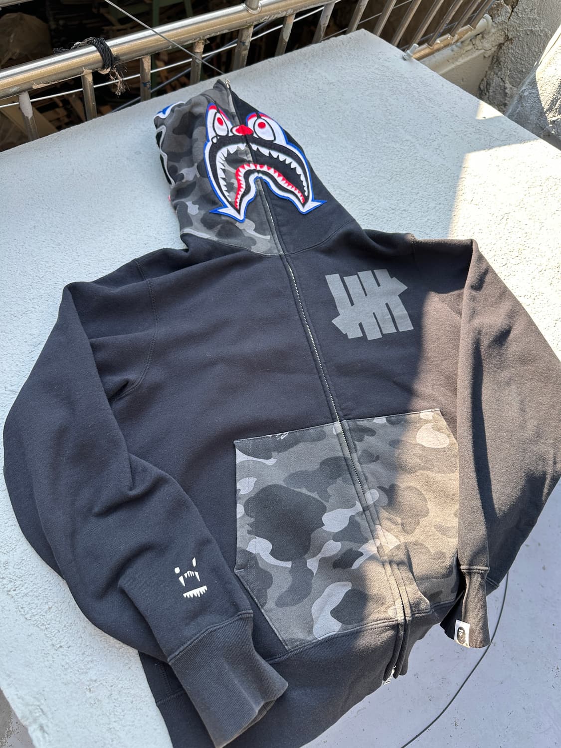 BAPE x UNDEFEATED 샤크 후드집업  상품이미지1