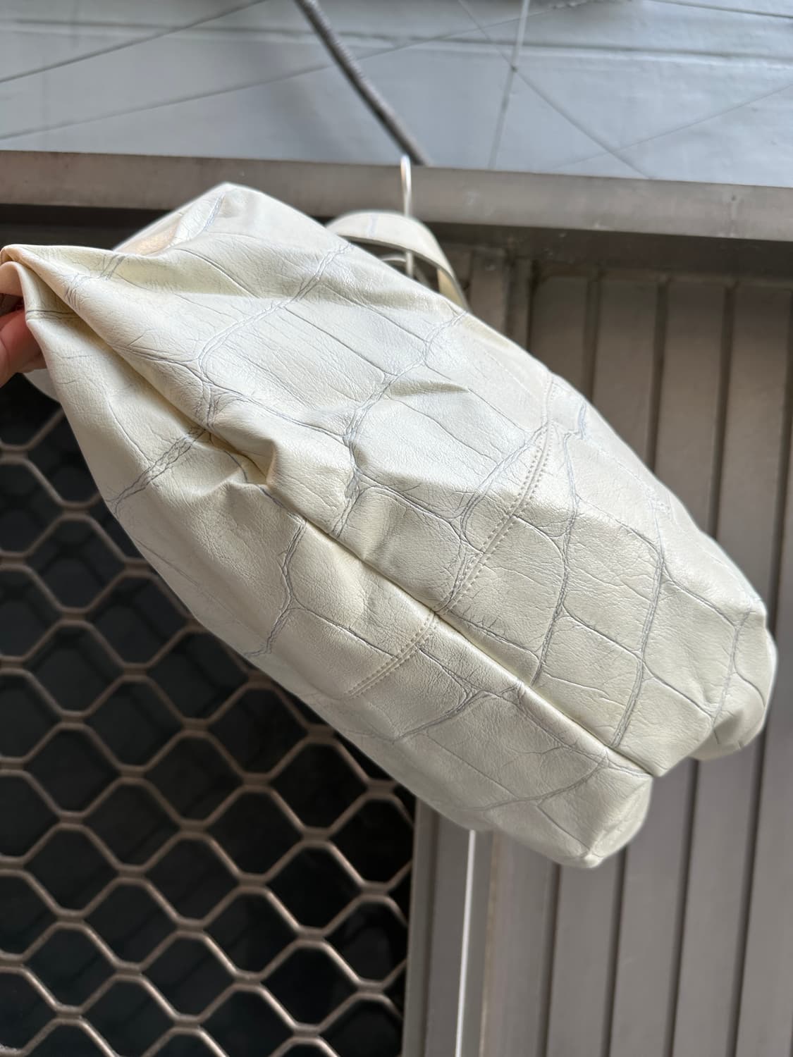 Crack leather stud shoulder bag 상품이미지5