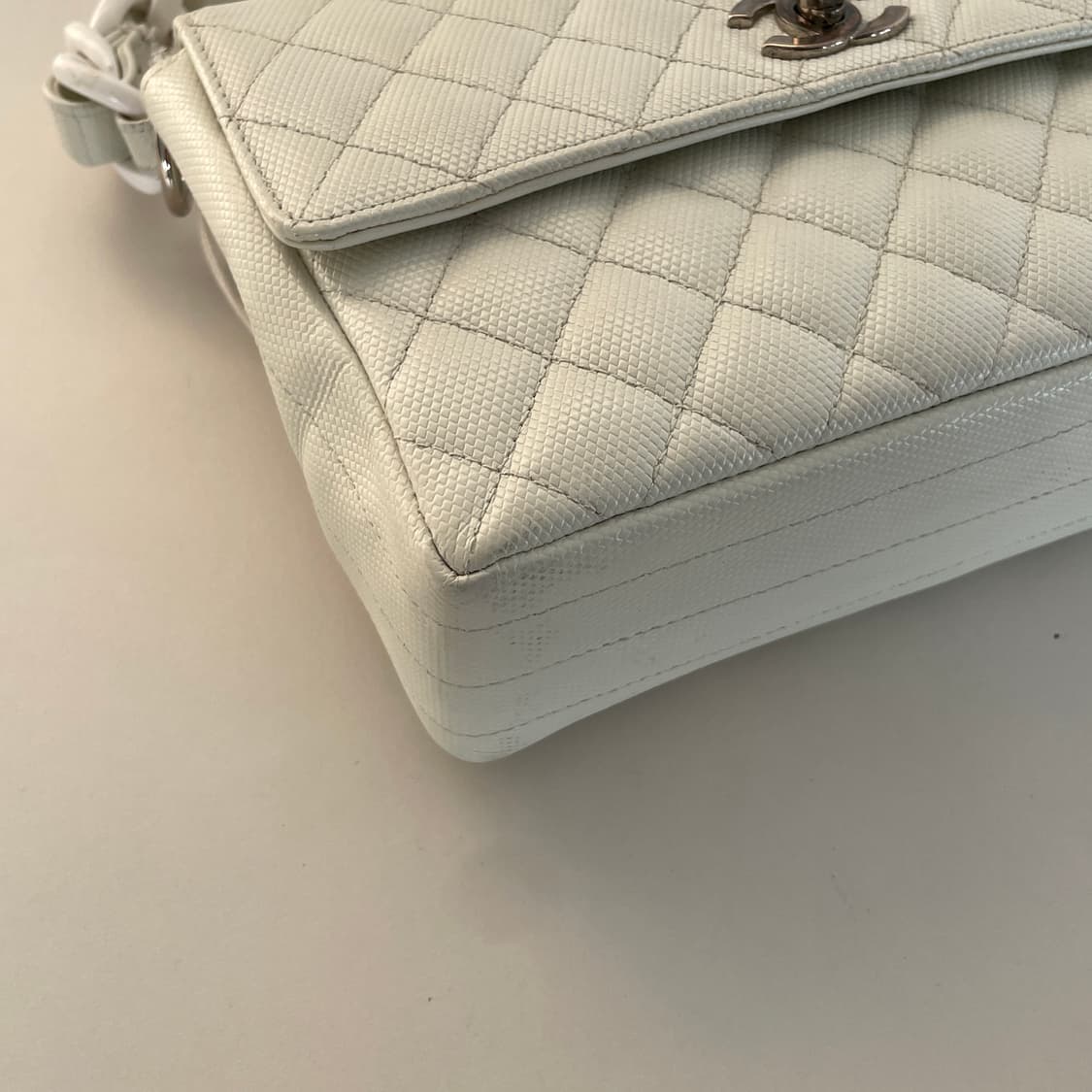 샤넬 클래식 화이트 페이던트 캐비어 코코 마크 플라스틱 볼드 체인플랩백 상품이미지3