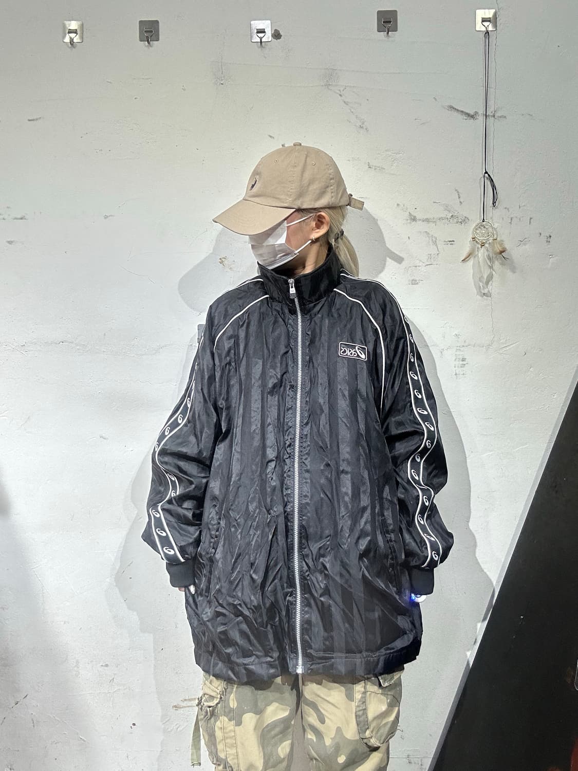 아식스 블랙 올드스쿨 화이트 사이드 라인 바람막이 자켓 XL 상품이미지2