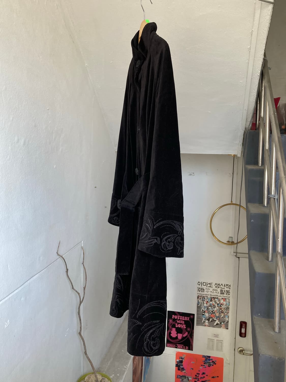 자수 디테일 블랙 벨벳 코트 상품이미지4