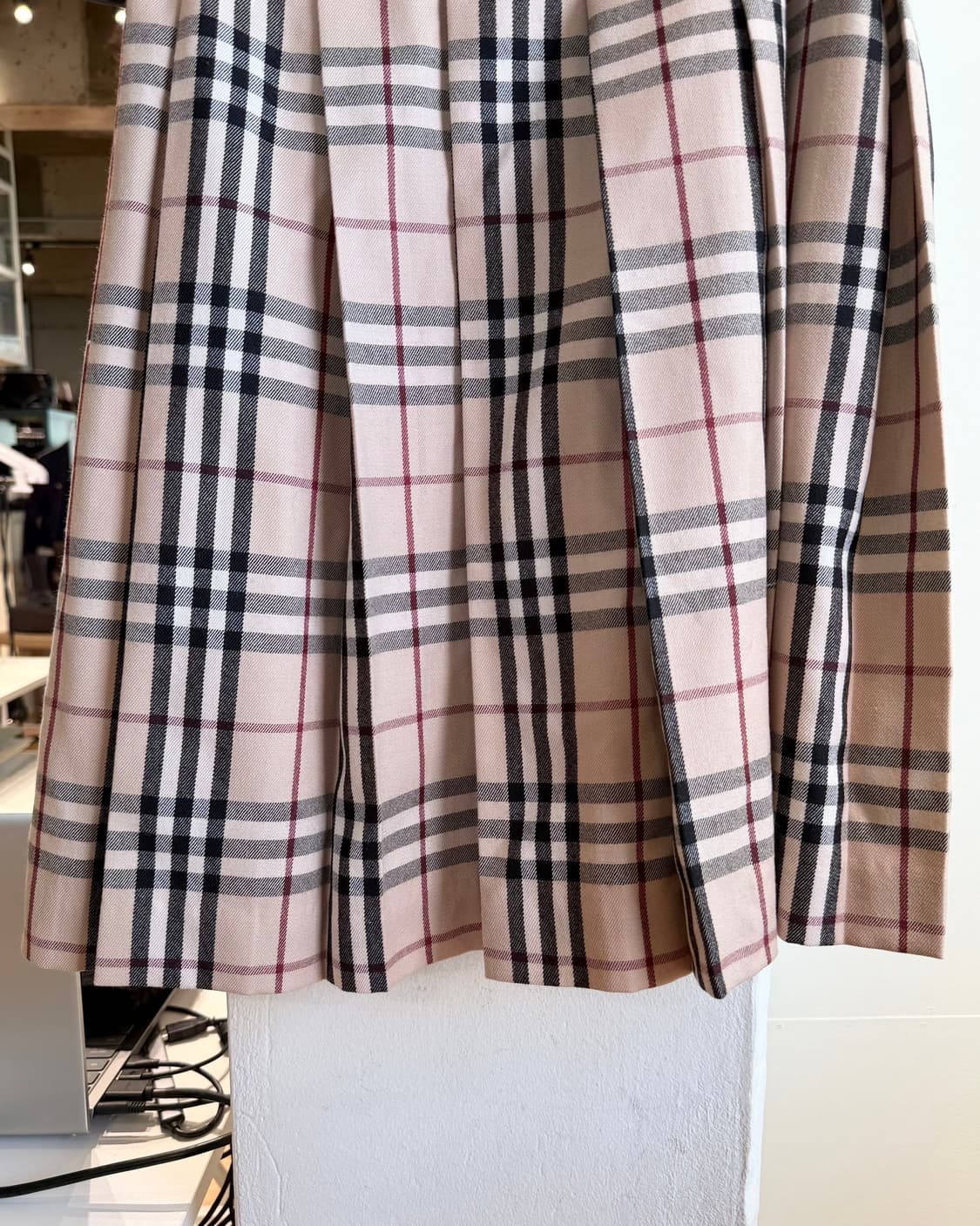 버버리 베이지 노바체크 버클 핀턱 랩스커트  상품이미지7