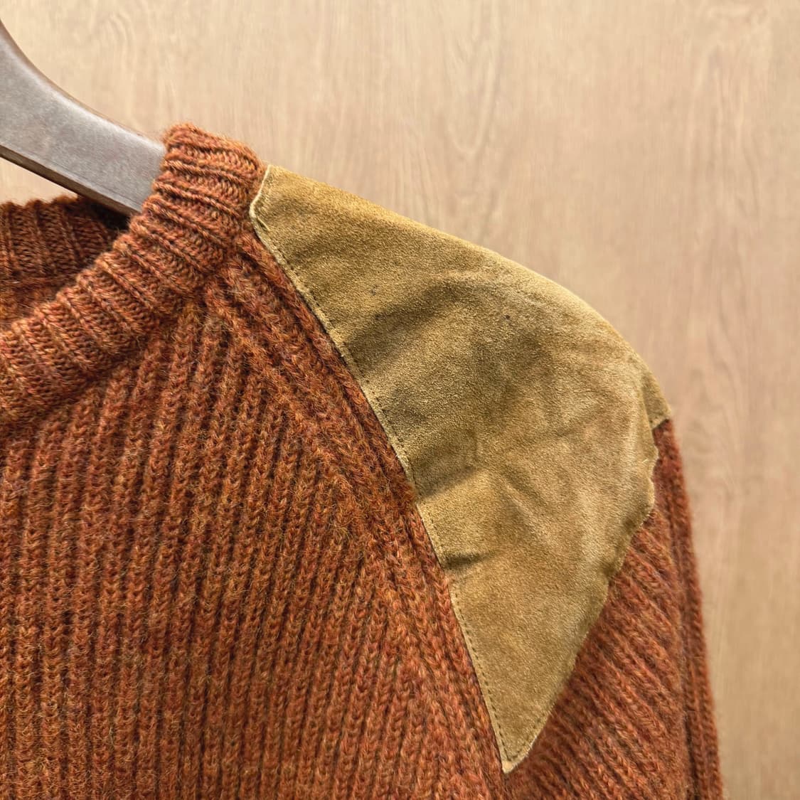 JPN 라운드넥 긴팔 니트 스웨이드 숄더 엘보 패치 디테일 오렌지 브라운 상품이미지6