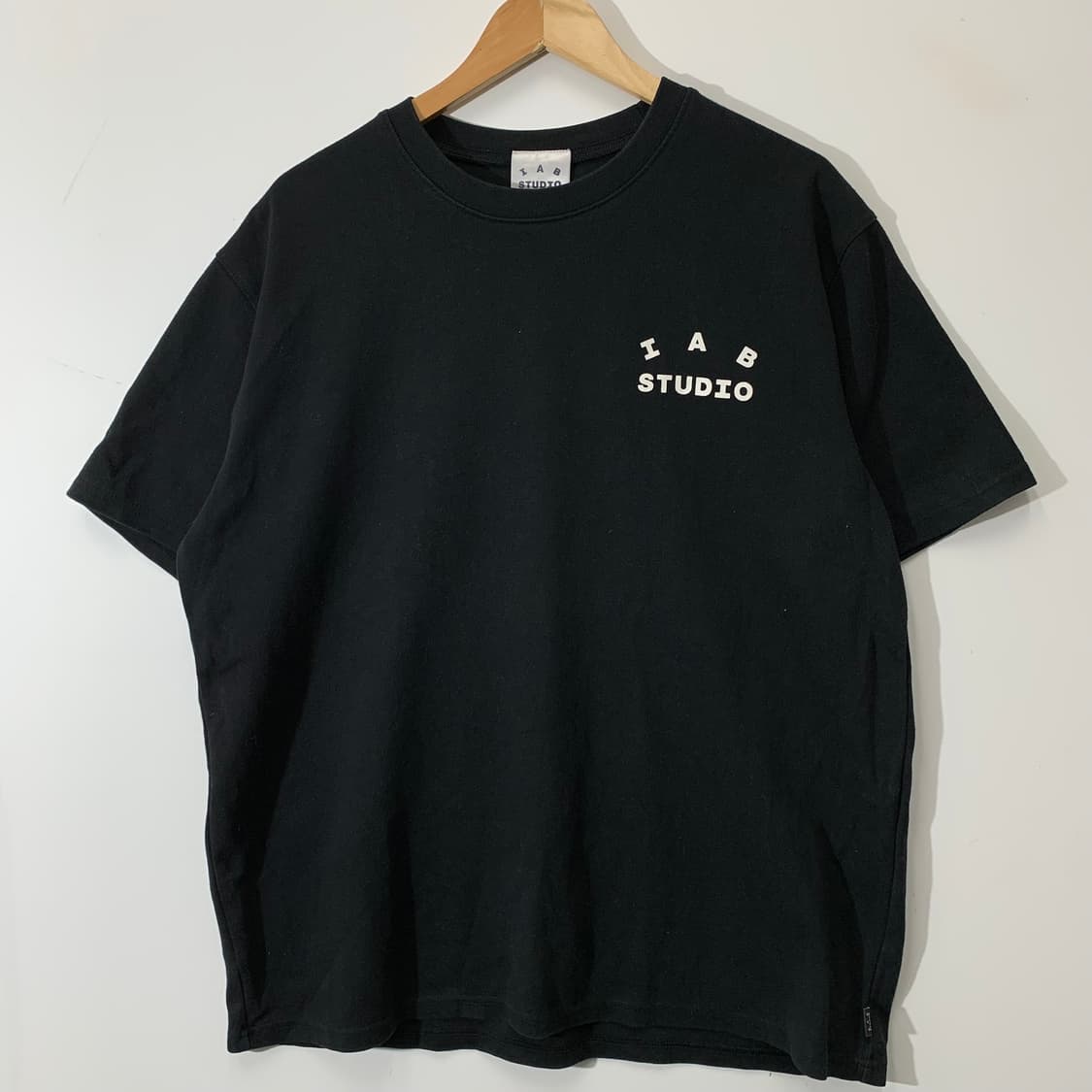 아이앱스튜디오 블랙 반팔티 상품이미지2