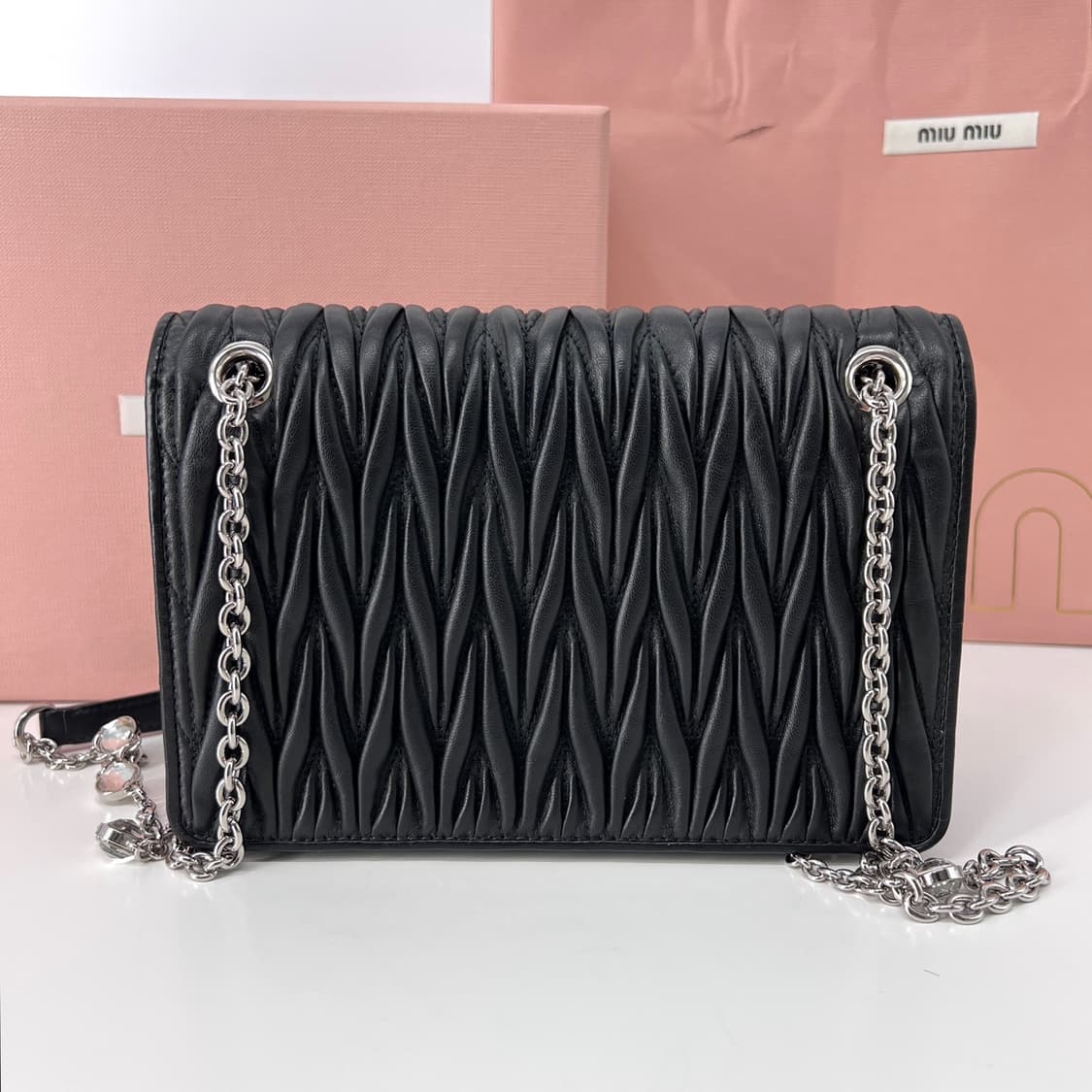 미우미우 마테라쎄 나파 레더 체인 숄더백 블랙 (5BP065) 상품이미지4