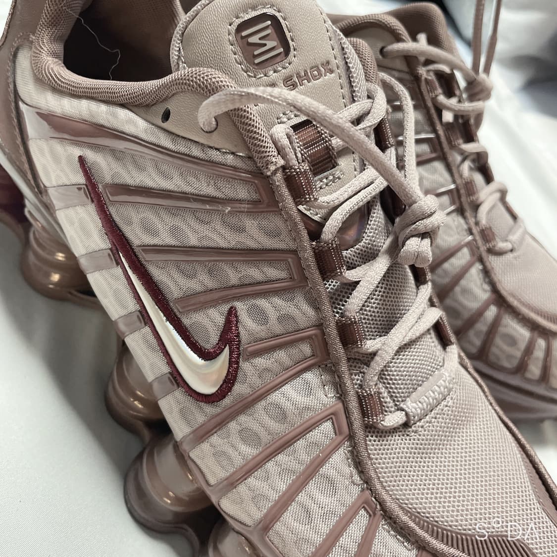 나이키 우먼스 샥스 TL 바로크 브라운 메탈릭 실버 IB7699-200 상품이미지3