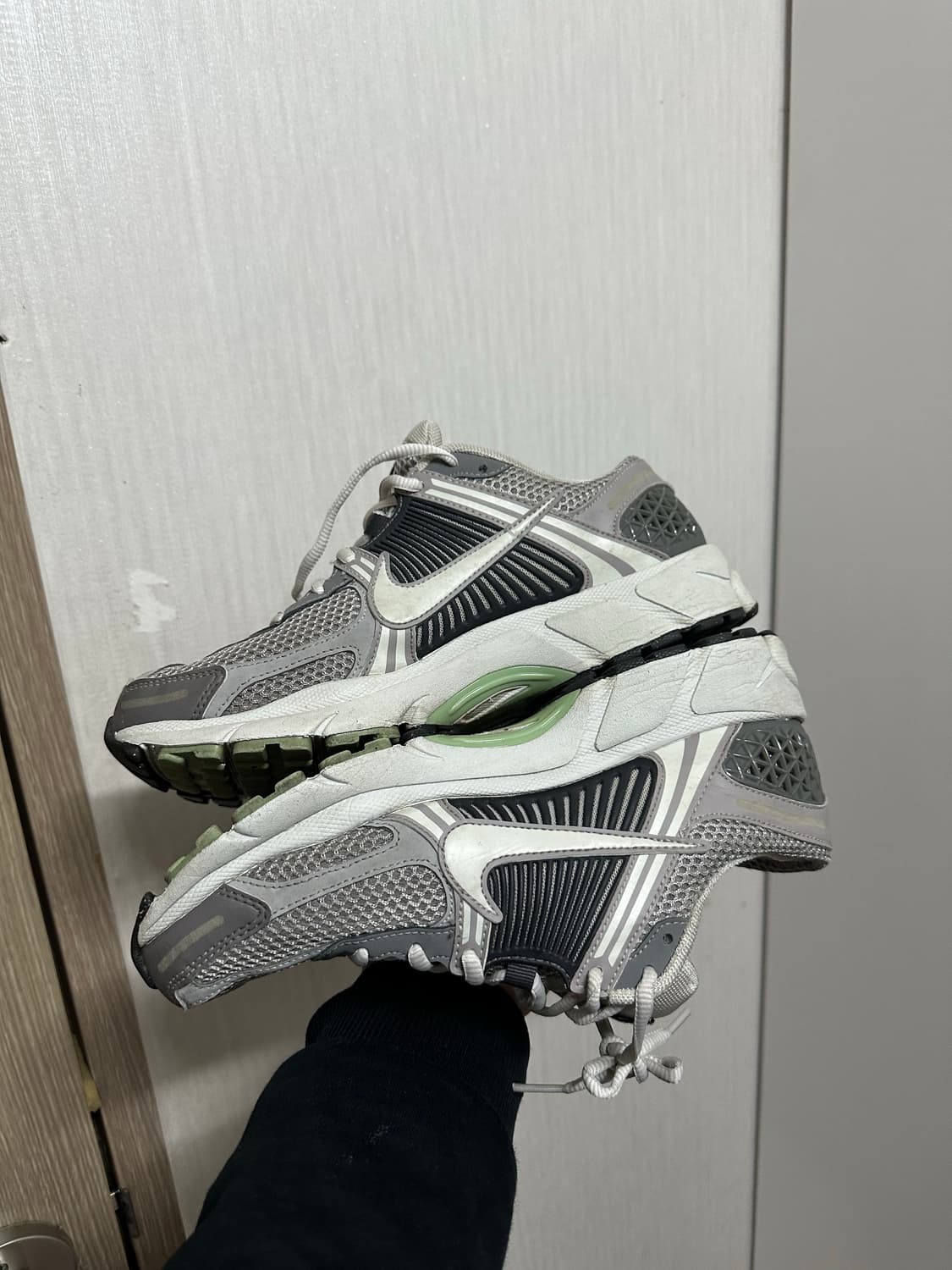 나이키 줌 보메로 5 회색 운동화 265mm 상품이미지7