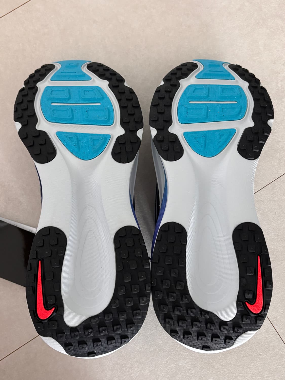 Nike Vomero 18 Blue Void Blue Lightning 상품이미지5