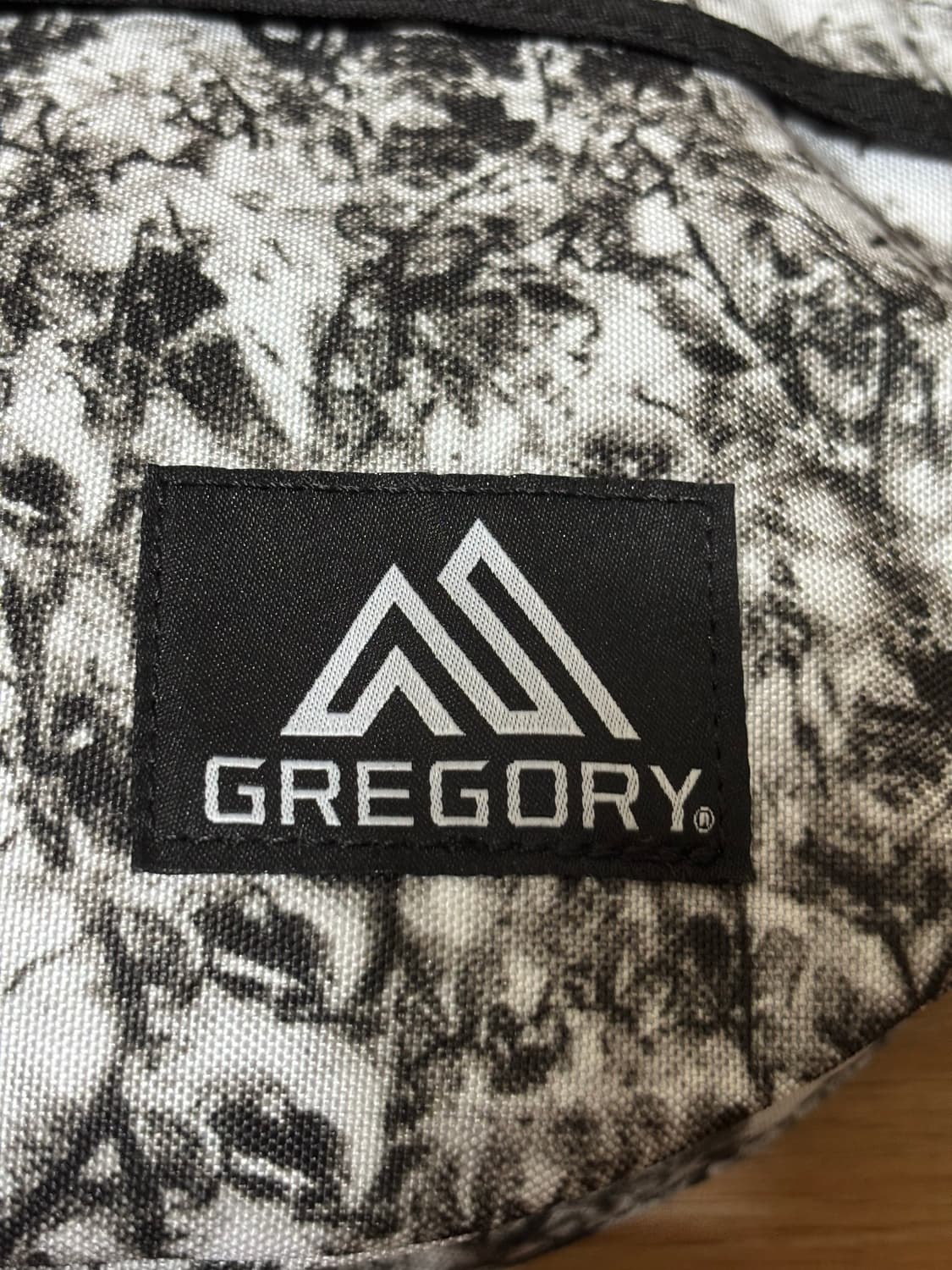 그레고리 반달 백 블랙 화이트 패턴 상품이미지2