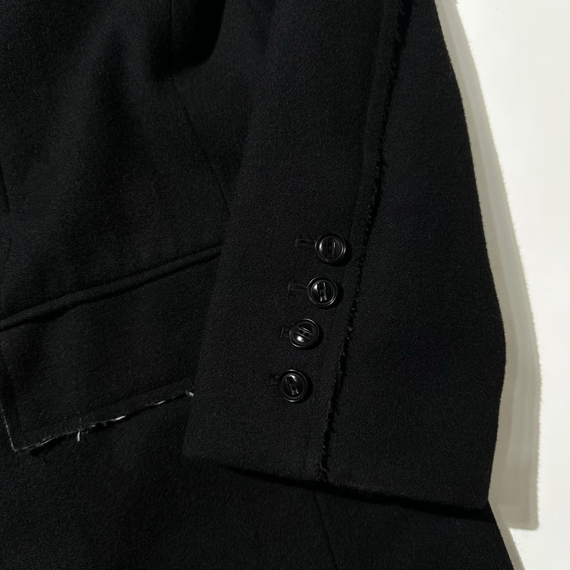 더 뮤지엄 비지터 블루밍 로우 엣지 울 코트 블랙 상품이미지7