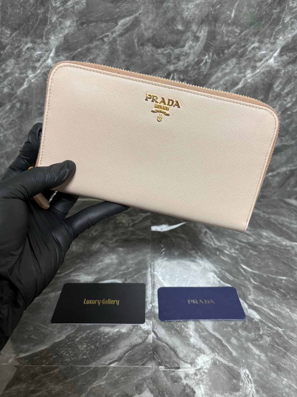 프라다 사피아노 금장로고 지퍼돌이 장지갑 상품이미지1