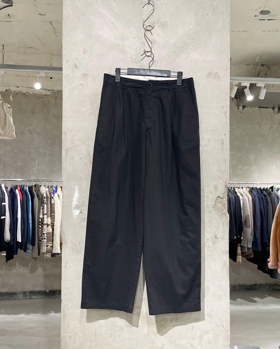 포터리 블랙 투 턱 코튼 혼방 트라우저 상품이미지1