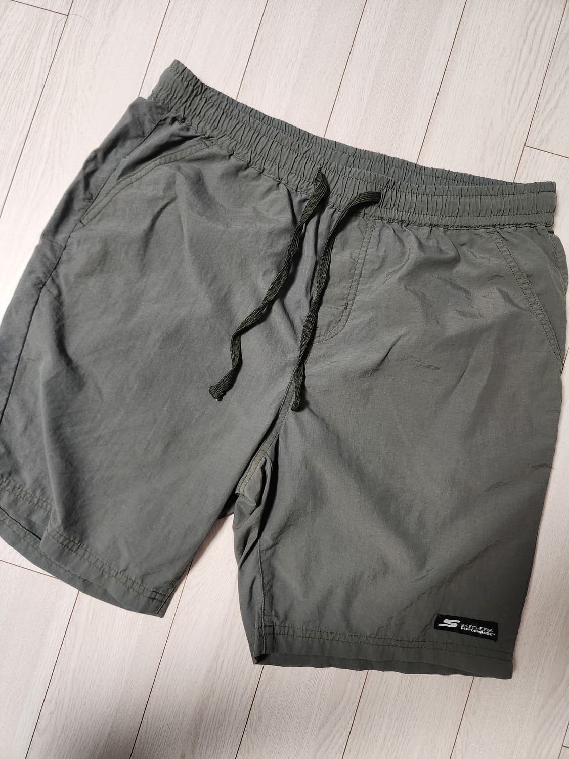 스케쳐스 퍼포먼스 카키색 밴딩 반바지 사이즈32 L

약간의 사용감 외에 상품이미지1