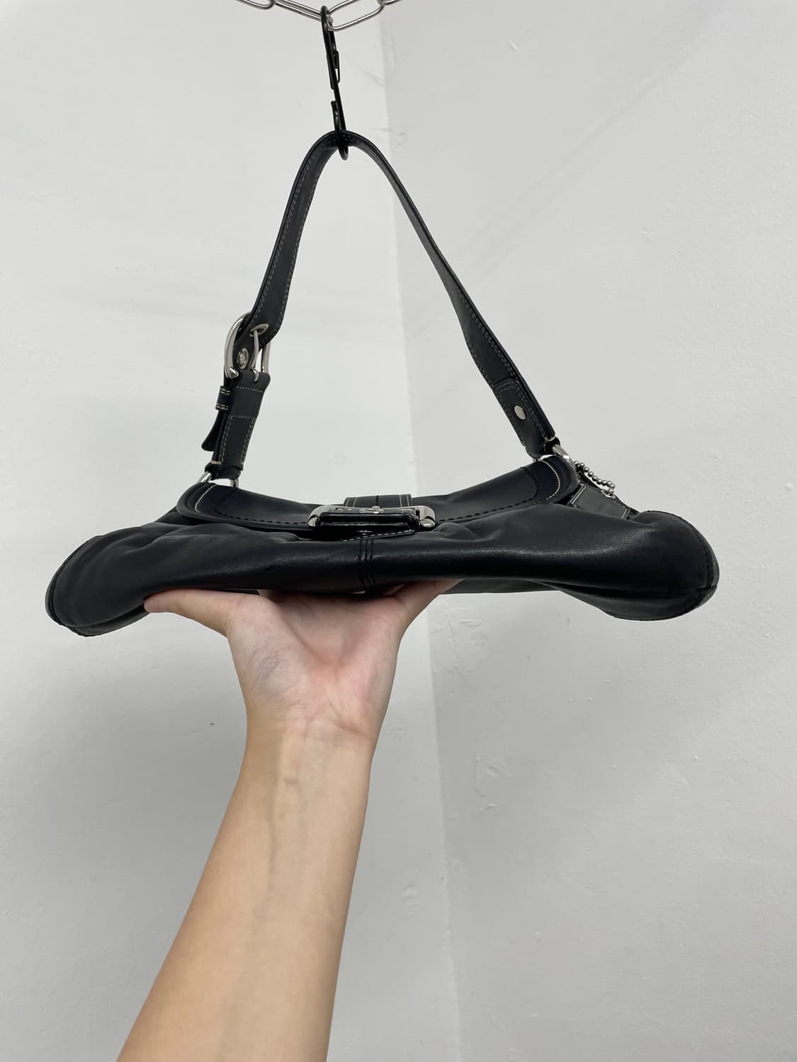 코치 블랙 레더 버클 숄더백 상품이미지7