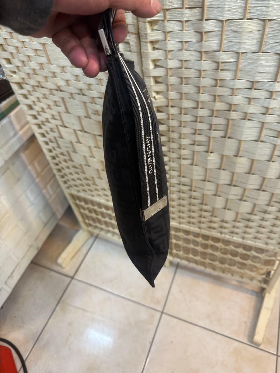 정품 지방시 로고 캔버스 크로스백 팝니다 상품이미지5