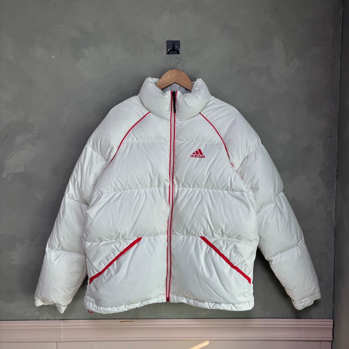 아디다스 화이트 덕다운 패딩 상품이미지1