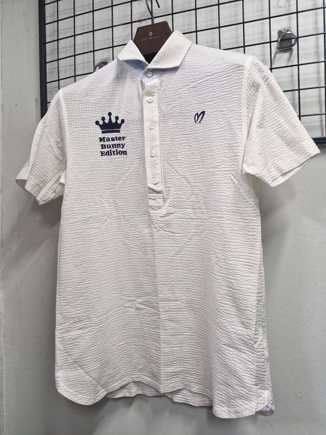 100L 마스터바니에디션 화이트 카라 반팔티. 상품이미지3