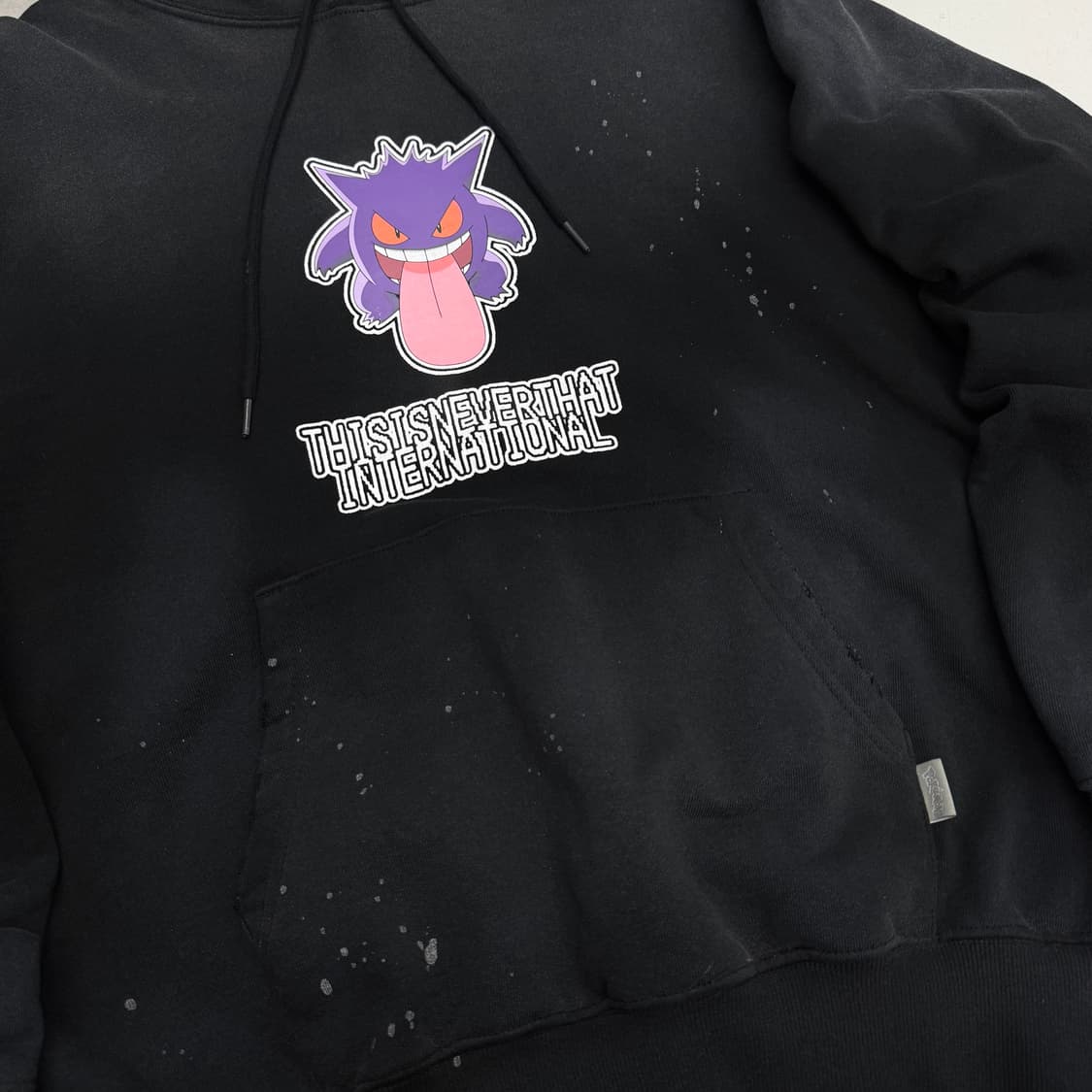 디스이즈네버댓 X 포켓몬 페이딩 팬텀 후드티 블랙 상품이미지5