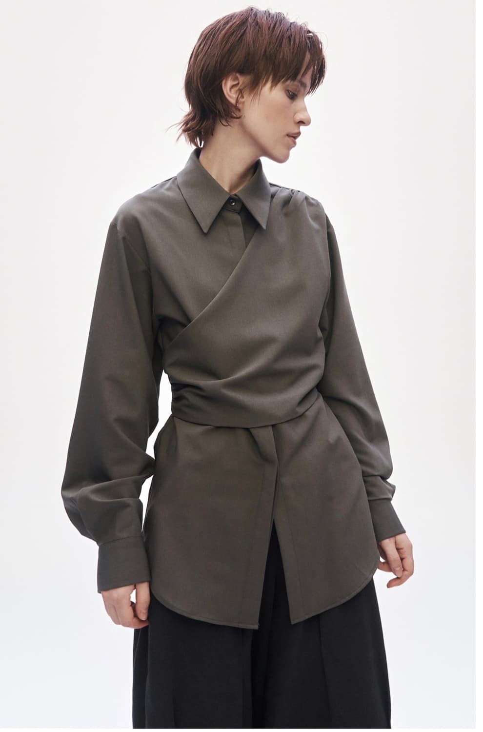 새상품) 트리밍버드 랩 셔링 블라우스 애쉬 브라운 상품이미지1