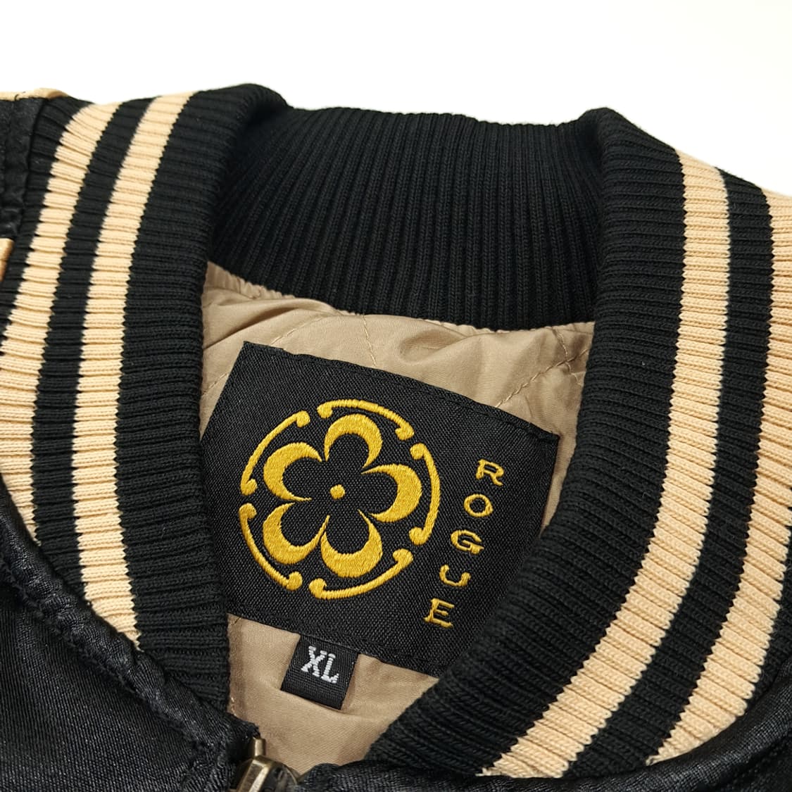 CL557 XL [새상품] 로그 00s 새틴 골드 블랙 봉황 스카잔 자 상품이미지3