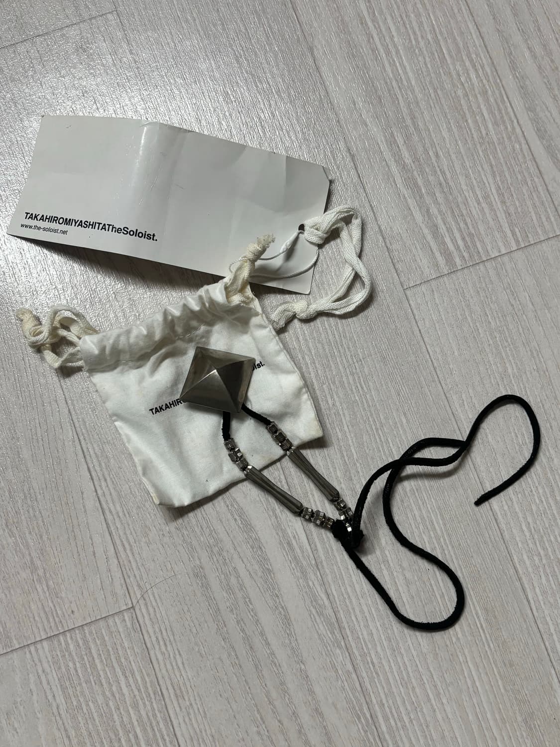 솔로이스트 피라미드 브로치 상품이미지1