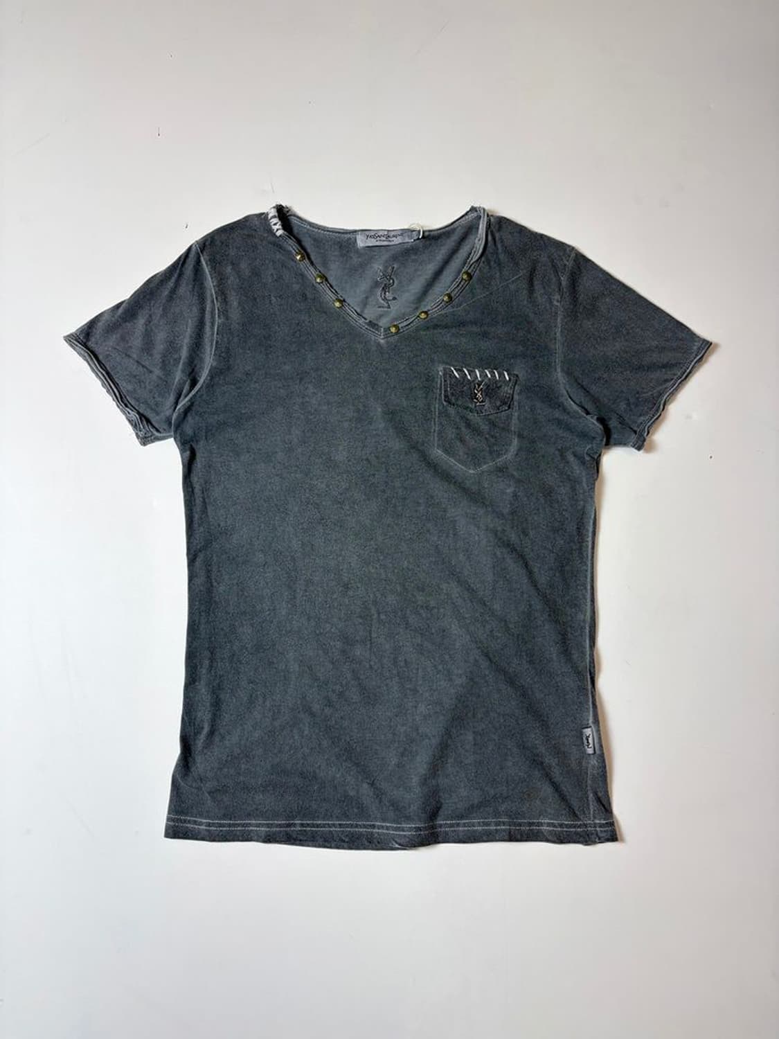 입생로랑 00's 스터드 브이넥 반팔 티셔츠 PN9572 상품이미지1