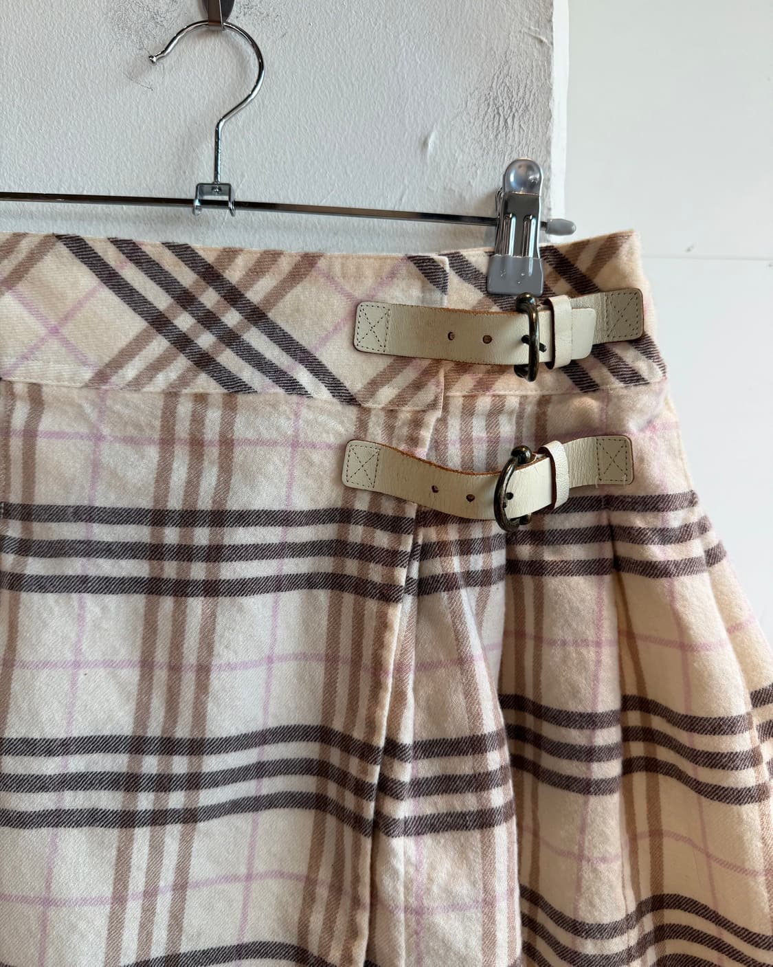 버버리 블루라벨 베이지 노바체크 버클 핀턱 미니스커트  상품이미지4