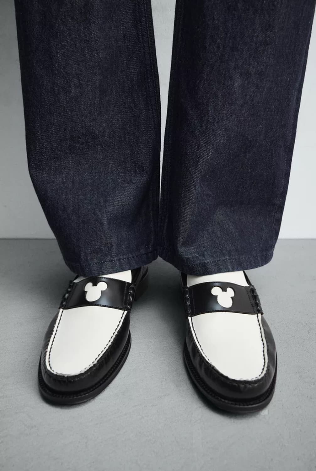 Harry Lambert 디즈니 콜라보 레더 페니로퍼 블랙 화이트 투톤 상품이미지6