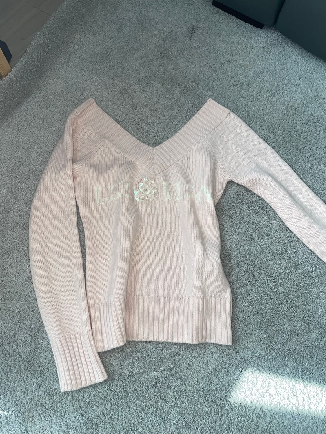 리즈리사 브이넥 오프숄더 니트 (착샷) 상품이미지1